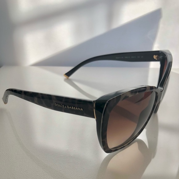 Sunglasses w/case - Picture 2 of 5